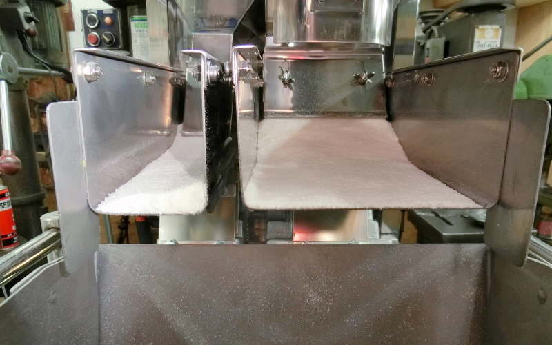 並列フィーダーと赤ちゃん食